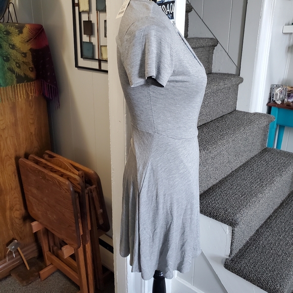 ROLLER COASTER~ GRAY SHORT SLEEVE V-NECK WRAP DRESS! - Picture 5 of 16